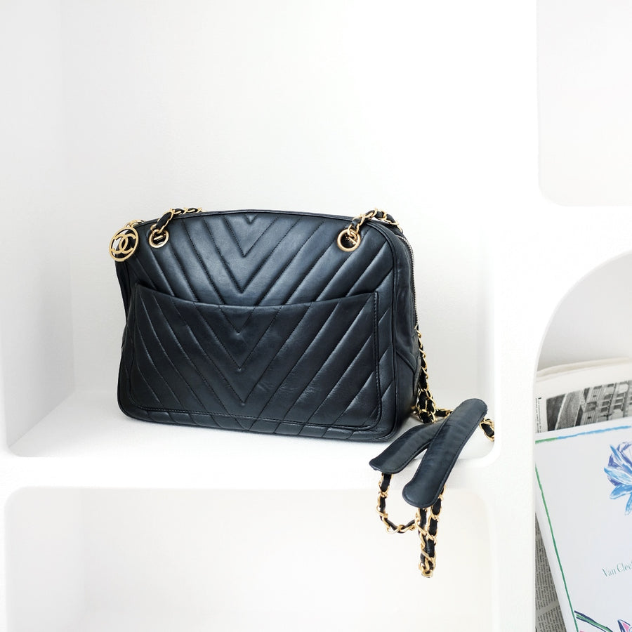 Chanel vintage V-stitch chain bag