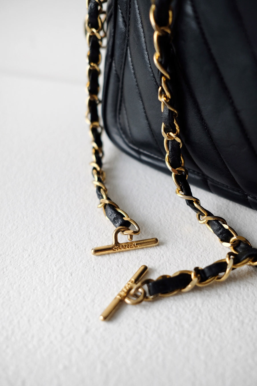 Chanel vintage V-stitch chain bag