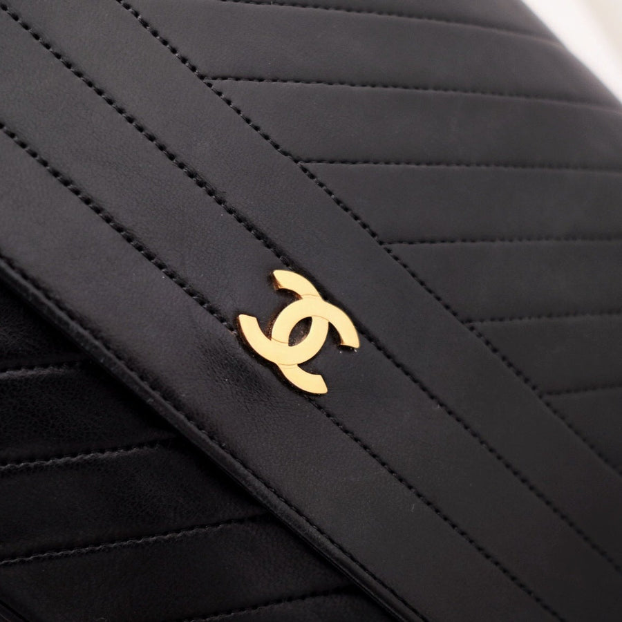 Chanel cc logo chain shoulder bag leather black gold