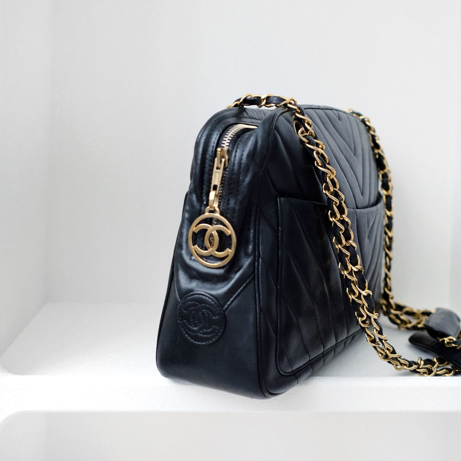 Chanel vintage V-stitch chain bag