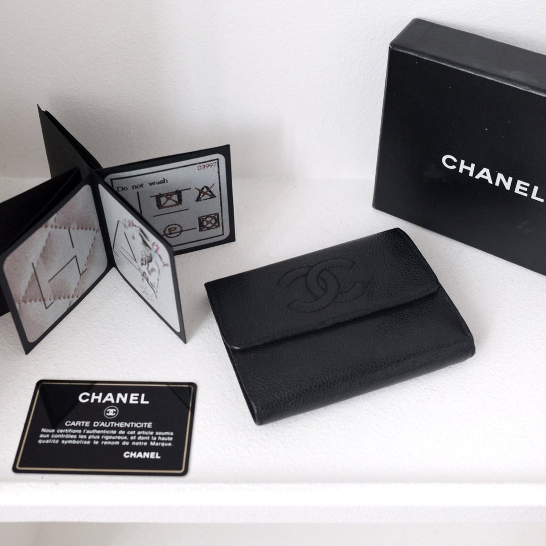 Chanel vintage caviar leather short wallet