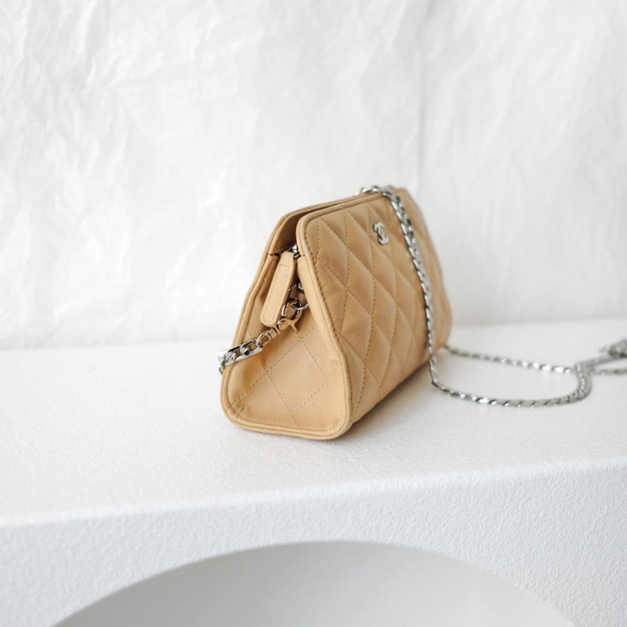 Chanel vintage beige quilted sheepskin pouch +chain