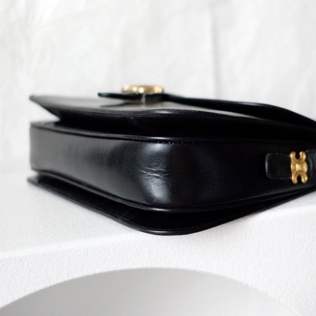Celine vintage medium triomphe box bag