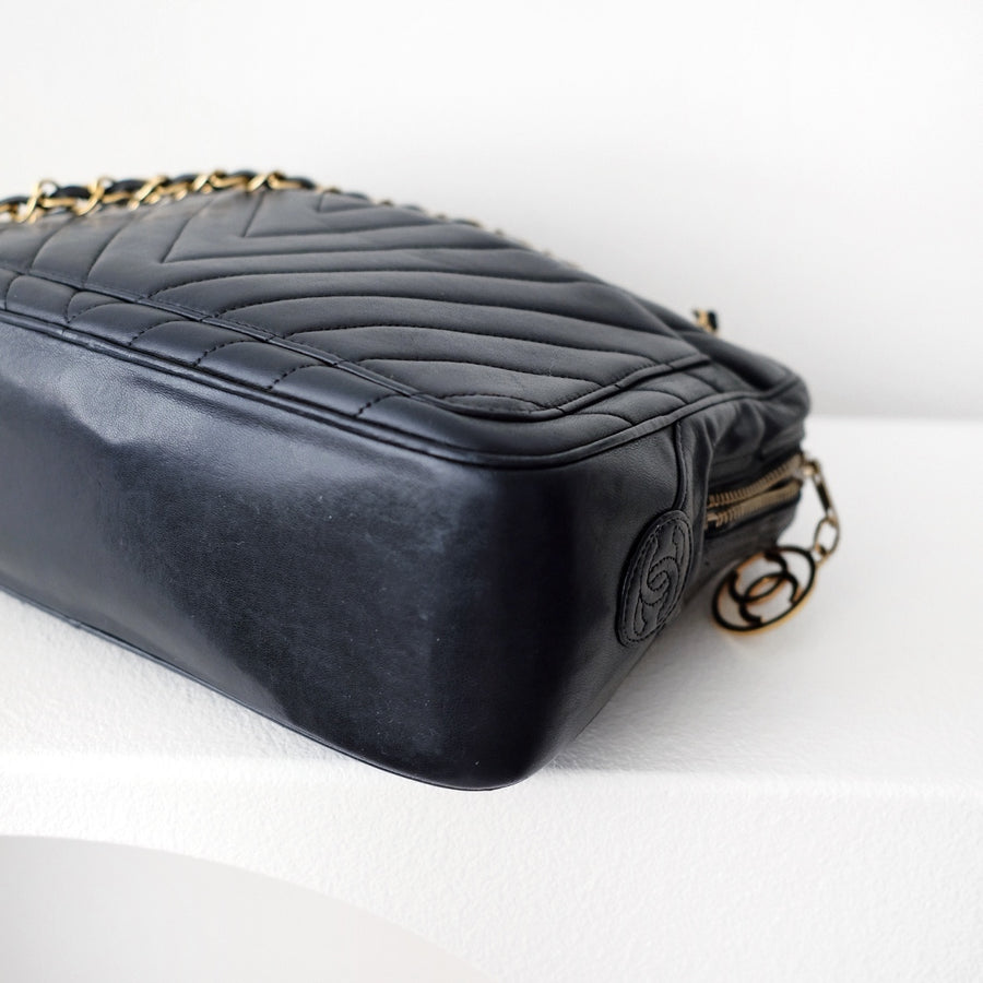 Chanel vintage V-stitch chain bag