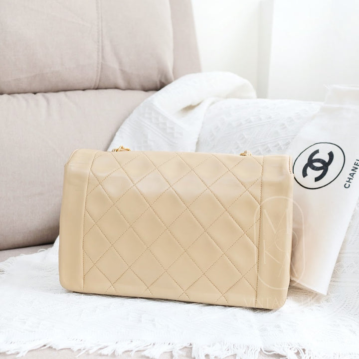 Chanel vintage beige lambskin diana bag 25cm