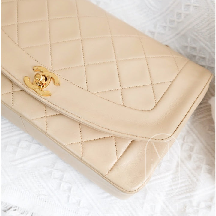 Chanel vintage beige lambskin diana bag 25cm